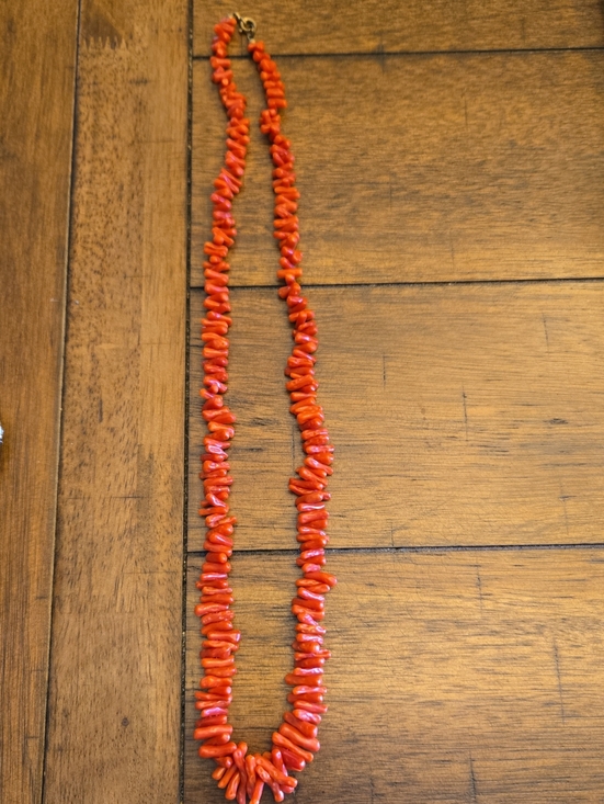 Jewelry - Vintage Bright Red Coral Chip Necklace